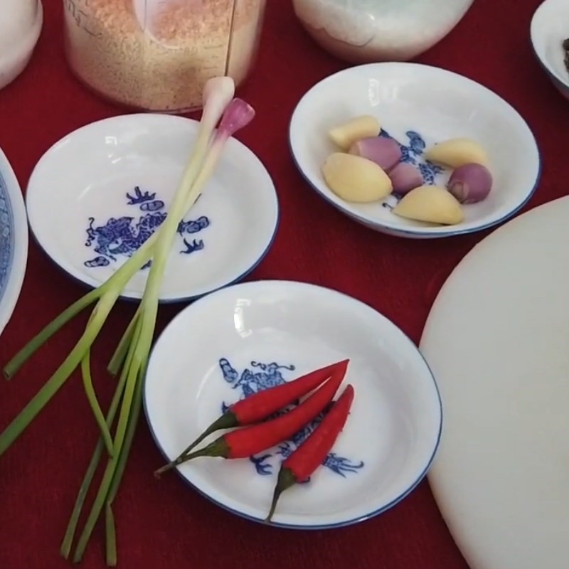 Bước 1 Sơ chế các nguyên liệu khác Cá tra kho tiêu