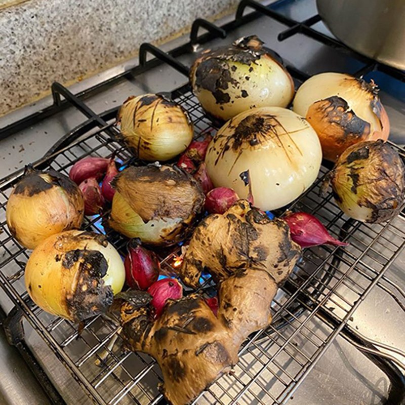 Bước 2 Sơ chế các nguyên liệu khác Phở bò (nấu với gói gia vị phở)