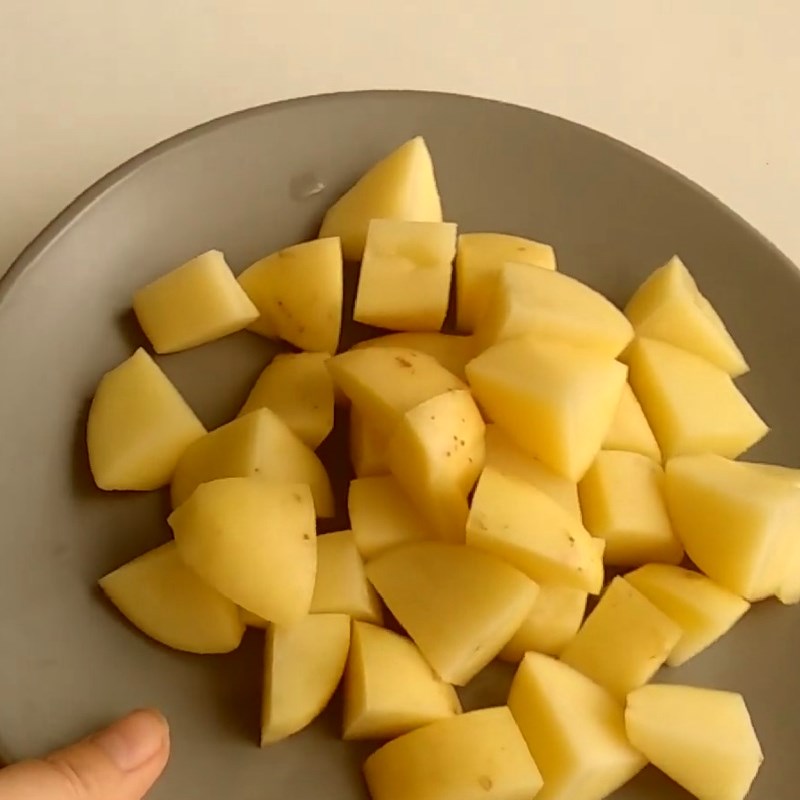 Bước 1 Sơ chế cắt nhỏ các nguyên liệu Khoai tây nghiền với mayonnaise