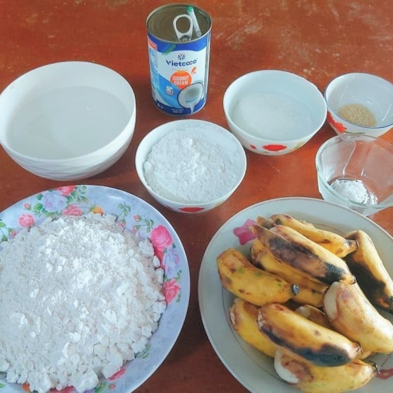 Bước 1 Sơ chế chuối Bánh chuối hấp bột gạo với nước cốt dừa đóng lon