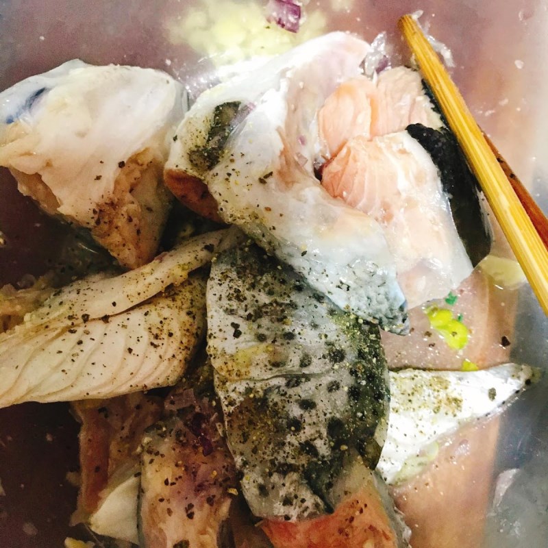 Bước 1 Sơ chế đầu cá hồi Đầu cá hồi nấu ngót