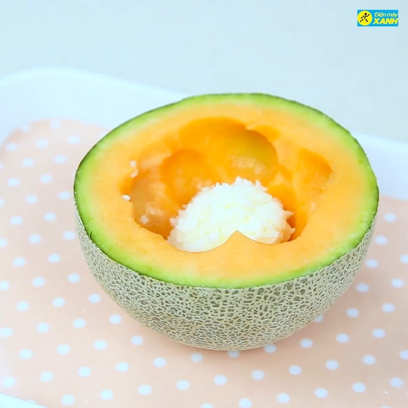 Bước 2 Sơ chế dưa lưới và hoàn thành Bingsu dưa lưới