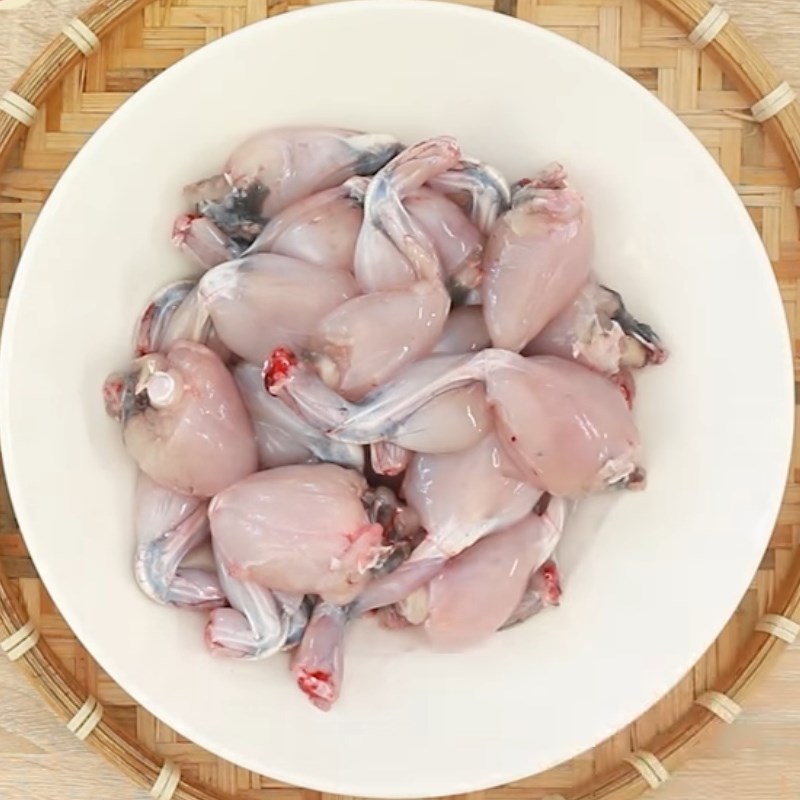 Bước 1 Sơ chế ếch Ếch núp lùm (ếch chiên rơm)