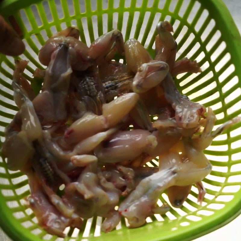 Bước 1 Sơ chế ếch Ếch chiên tỏi