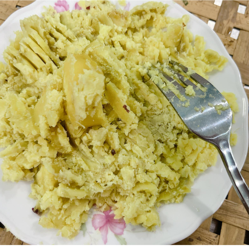 Bước 1 Sơ chế khoai lang và trộn bột Bánh khoai lang nướng