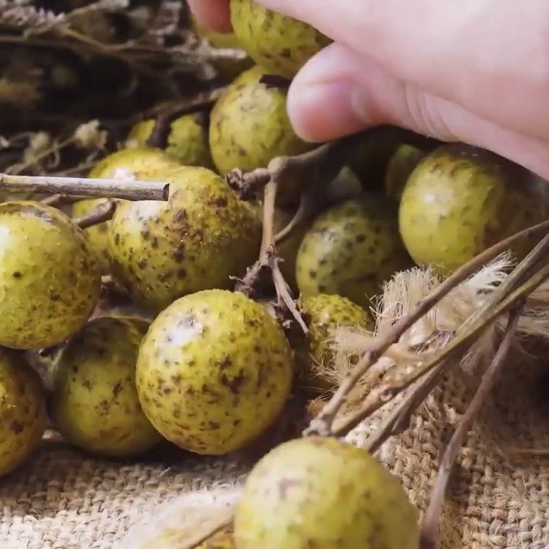 Bước 1 Sơ chế kiwi và nhãn Soda kiwi nhãn