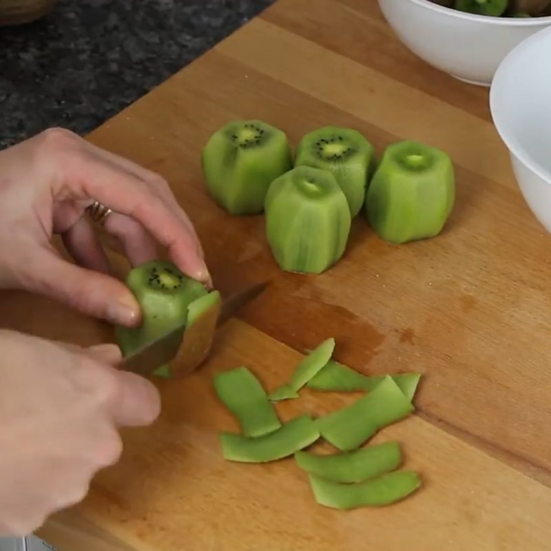 Bước 1 Sơ chế kiwi Panna cotta kiwi