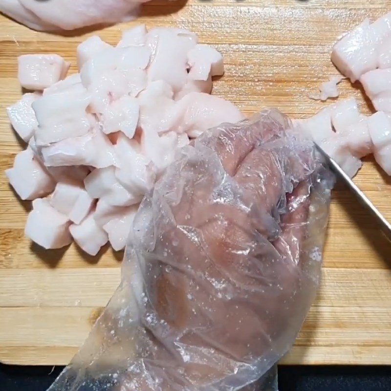 Bước 2 Sơ chế mỡ Trứng kho quẹt tóp mỡ