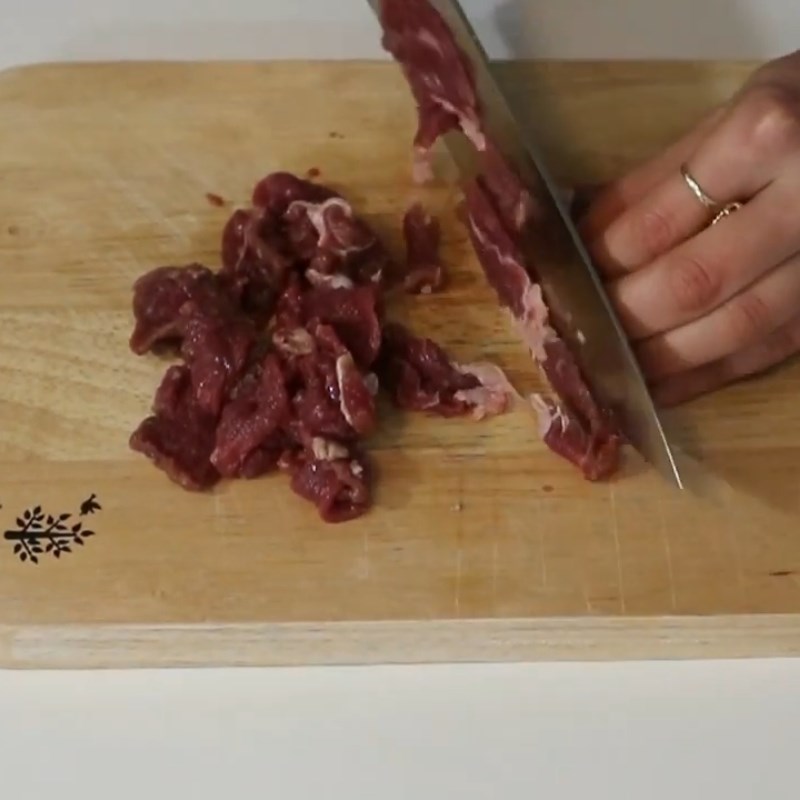Bước 1 Sơ chế thịt bò và các loại hải sản Nấu lẩu bằng nồi cơm điện