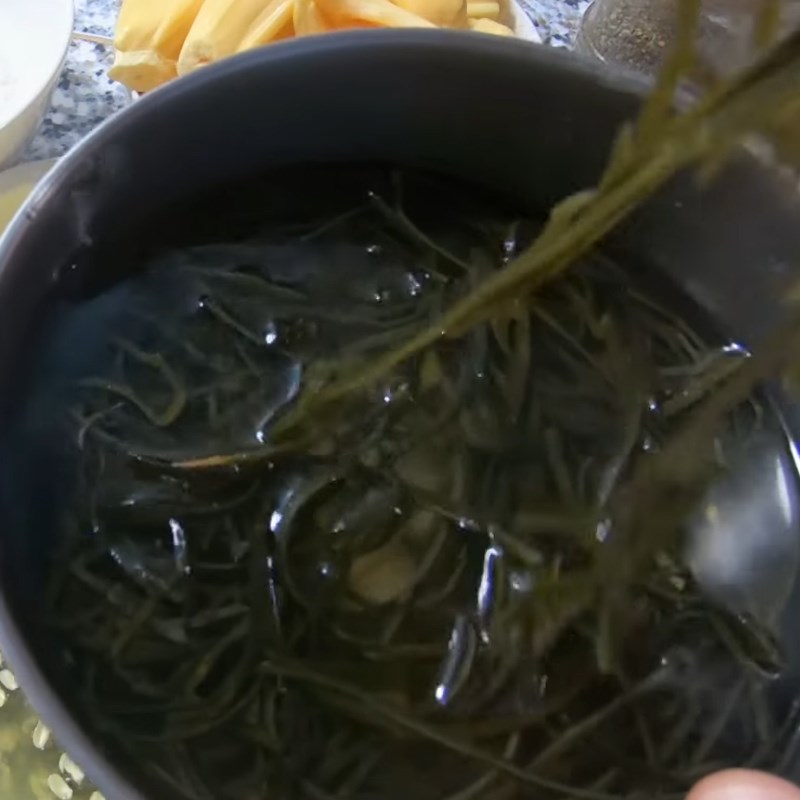 Bước 1 Sơ chế nguyên liệu Chè mít thập cẩm