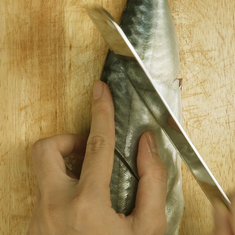 Bước 1 Sơ chế nguyên liệu Cá saba nướng mỡ hành