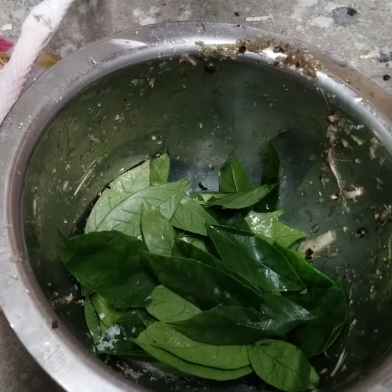 Bước 1 Sơ chế nguyên liệu Gà nướng lá mắc mật
