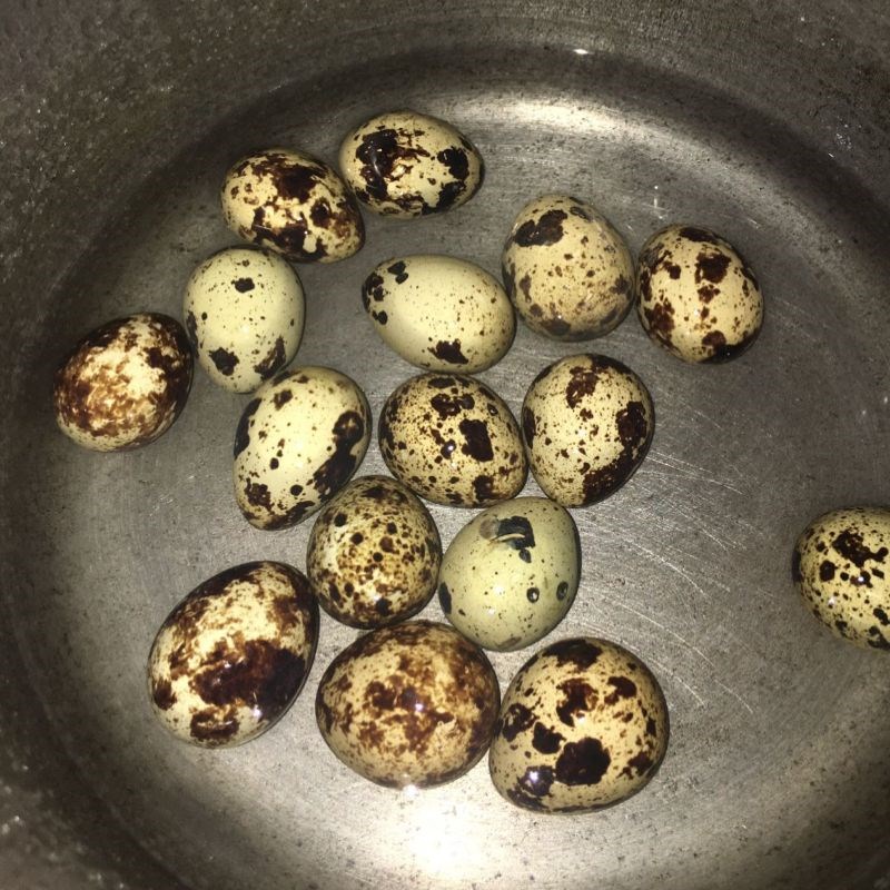 Bước 1 Sơ chế nguyên liệu Khoai tây bọc trứng cút chiên xù