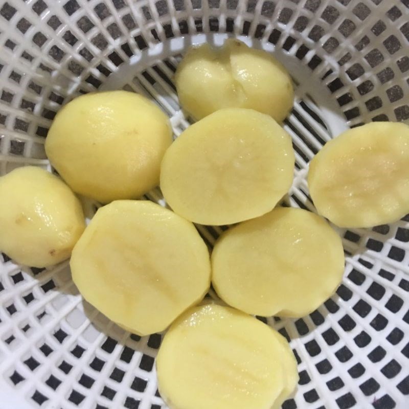 Bước 1 Sơ chế nguyên liệu Khoai tây bọc trứng cút chiên xù