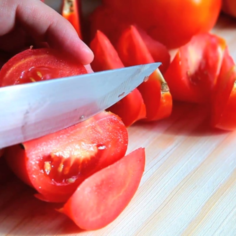 Bước 1 Sơ chế nguyên liệu Canh bầu nấu cà chua