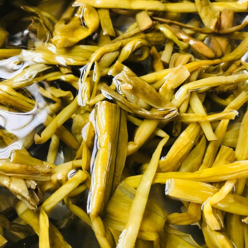 Bước 1 Sơ chế nguyên liệu Dưa môn xào tỏi