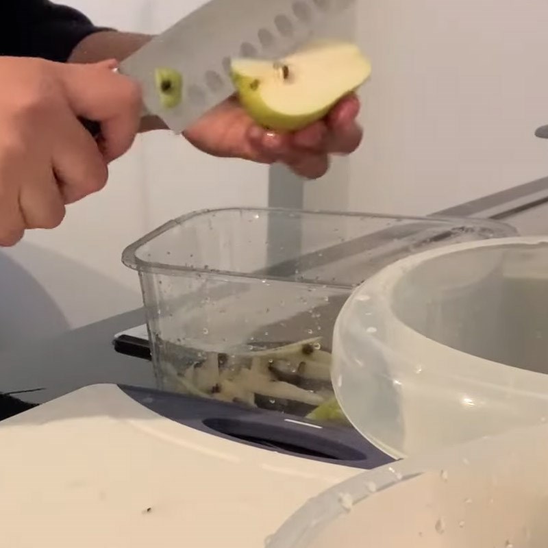 Bước 1 Sơ chế nguyên liệu Nước ép táo lê