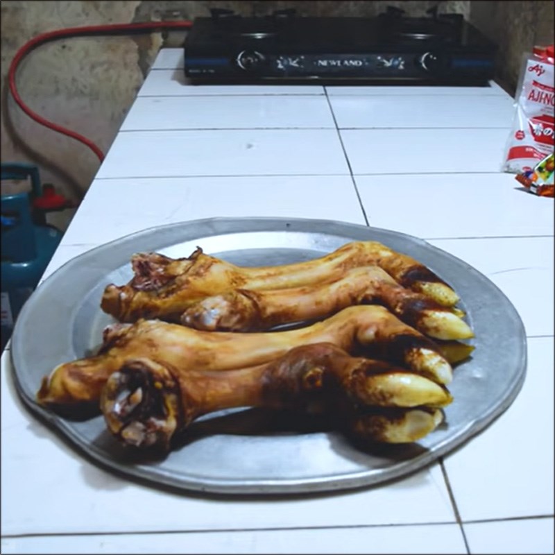 Bước 1 Sơ chế nguyên liệu Chân bò luộc