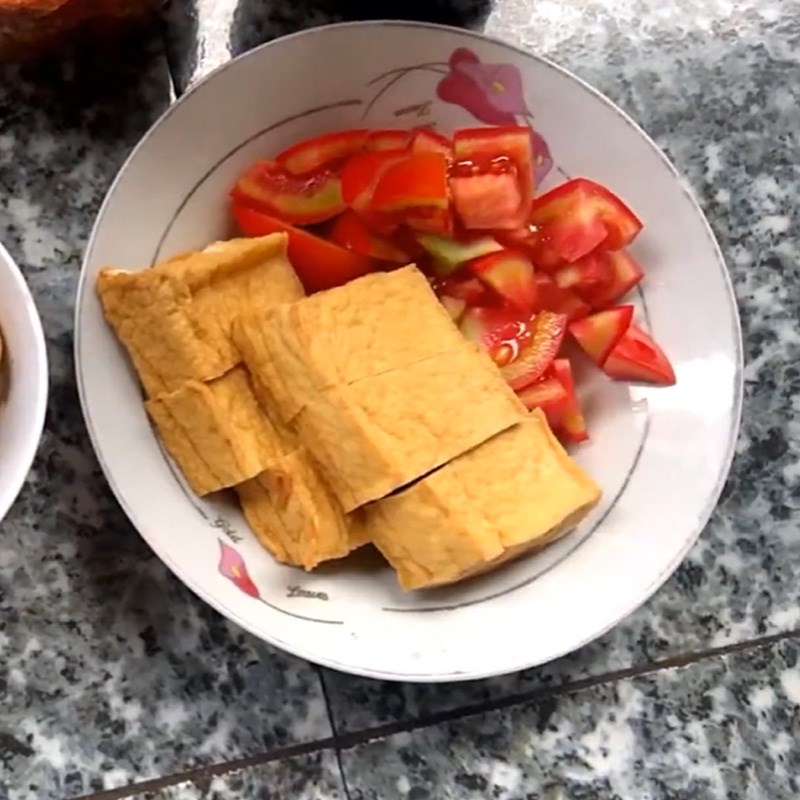Bước 1 Sơ chế nguyên liệu Đậu hũ kho nấm rơm, cà chua