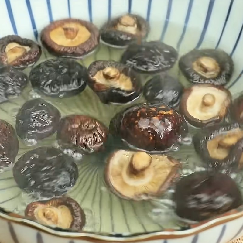 Bước 1 Sơ chế nguyên liệu Súp trứng nấm đậu