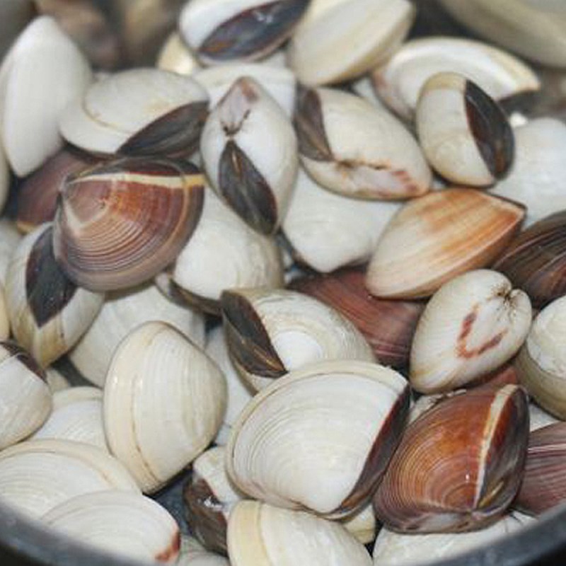 Bước 1 Sơ chế nguyên liệu Canh ngao chua (nghêu) với dọc mùng