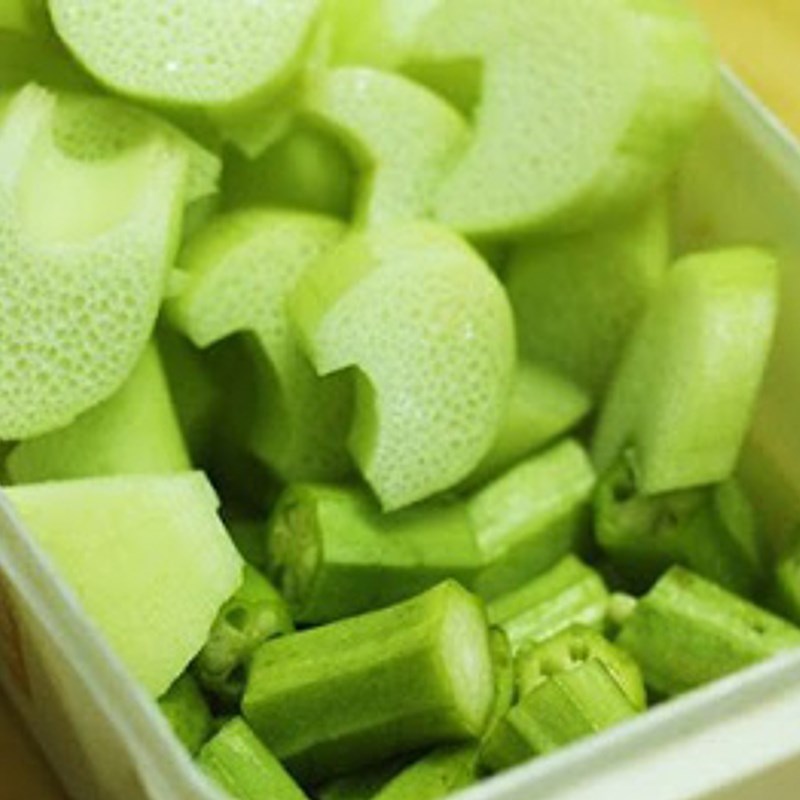 Bước 1 Sơ chế nguyên liệu Canh ngao chua (nghêu) với dọc mùng