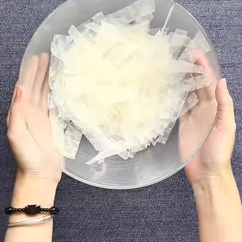Bước 1 Sơ chế nguyên liệu Bánh tráng trộn
