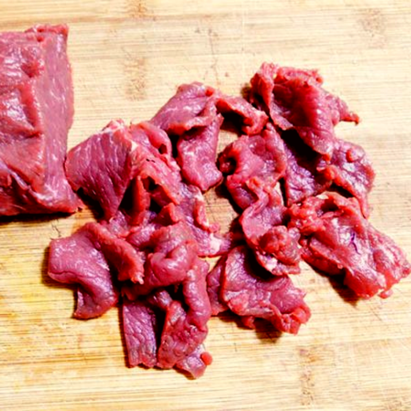 Bước 1 Sơ chế thịt bò Mì trứng xào thịt bò