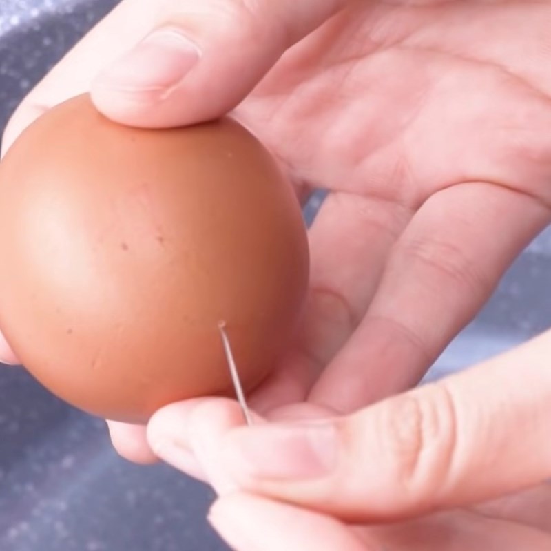 Bước 1 Sơ chế trứng Luộc trứng với giấm