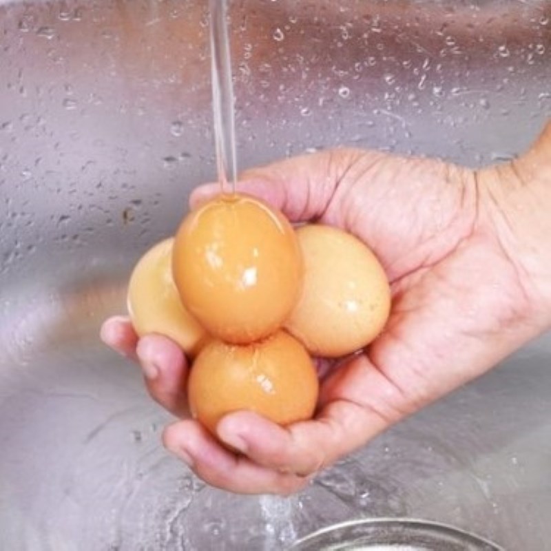 Bước 1 Sơ chế trứng Luộc trứng với nước thật sôi sau đó tắt bếp