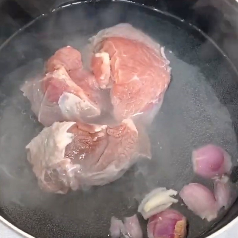 Bước 1 Sơ chế và chần thịt Phở bò (nấu với gói gia vị phở)
