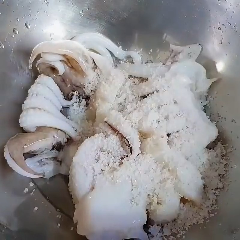 Bước 1 Sơ chế và luộc bạch tuộc Gỏi bạch tuộc kiểu Thái với mắm Thái