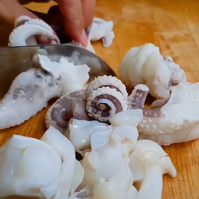 Bước 1 Sơ chế và luộc bạch tuộc Gỏi bạch tuộc kiểu Thái với mắm Thái