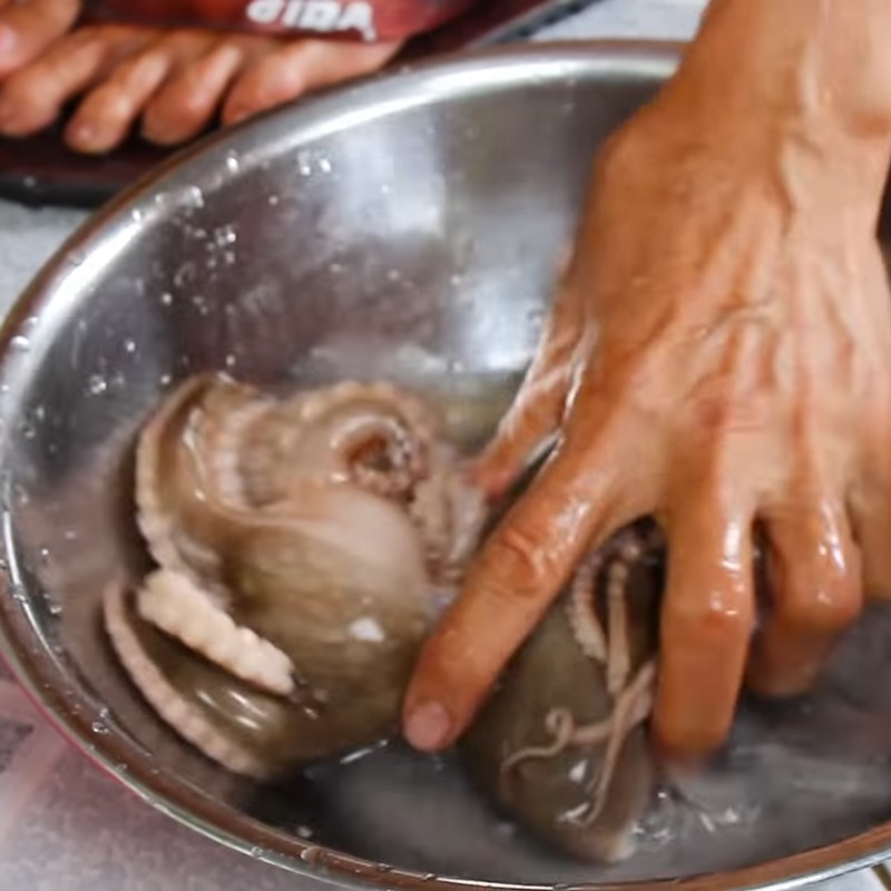 Bước 2 Sơ chế và luộc bạch tuộc Gỏi củ hủ dừa hải sản