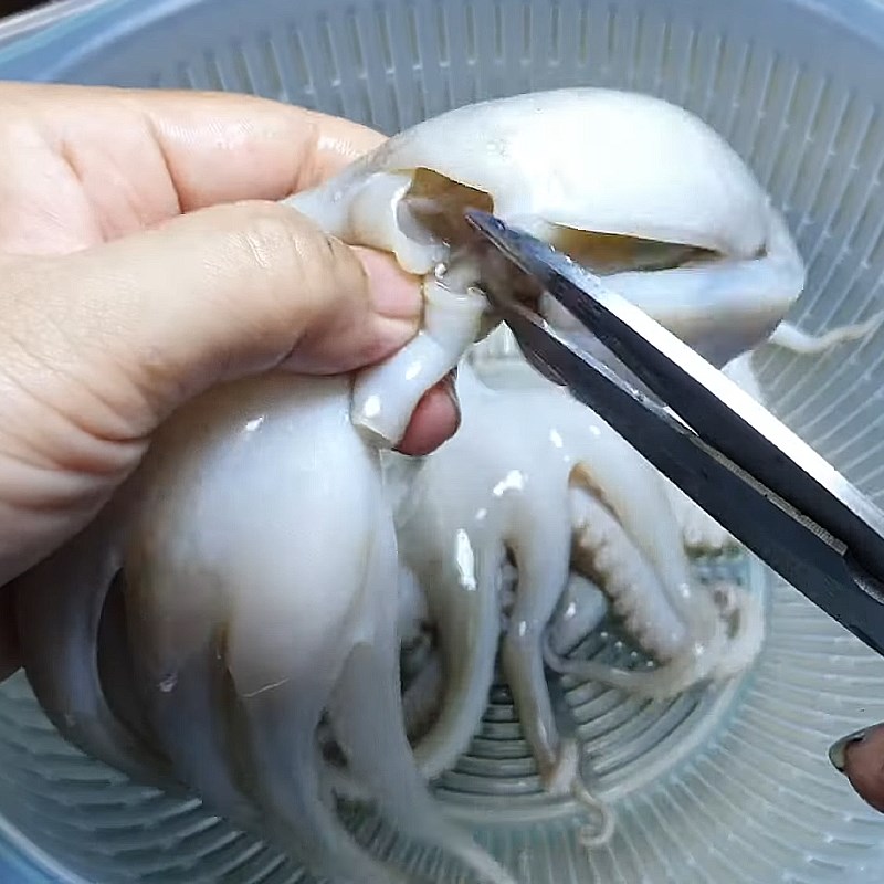 Bước 1 Sơ chế và luộc bạch tuộc Gỏi bạch tuộc kiểu Thái với cóc
