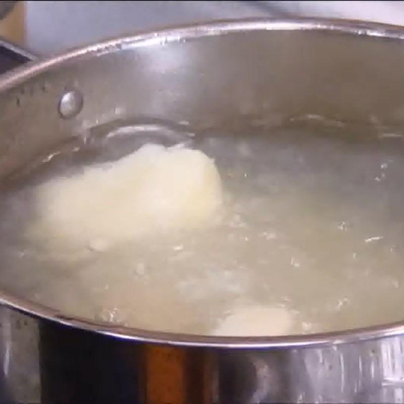 Bước 1 Sơ chế và luộc khoai tây Khoai tây nghiền trộn thịt