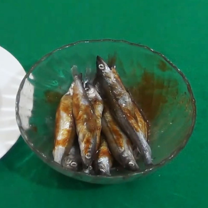 Bước 1 Sơ chế và ướp cá Cá trứng nướng ngũ vị bằng nồi chiên không dầu