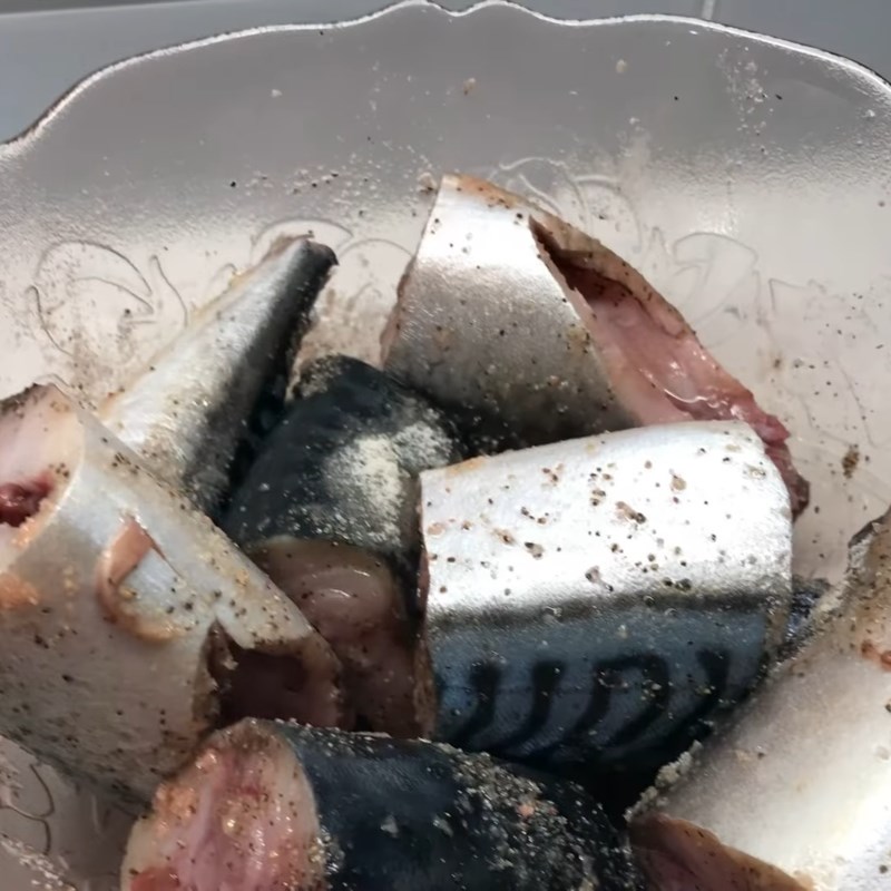 Bước 1 Sơ chế và ướp cá nục Cá nục kho cà bằng nồi áp suất điện