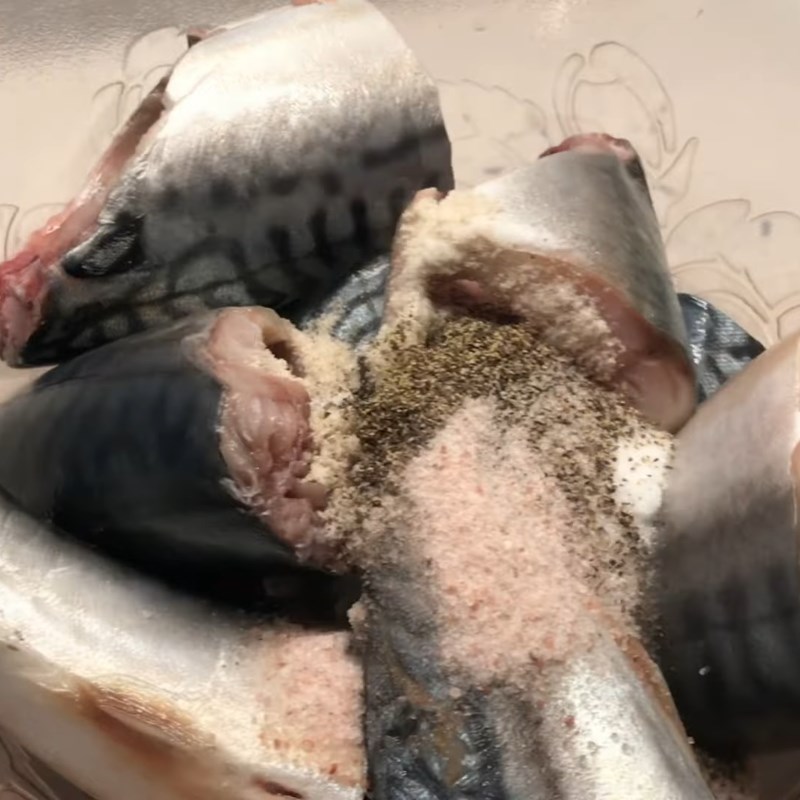 Bước 1 Sơ chế và ướp cá nục Cá nục kho cà bằng nồi áp suất điện