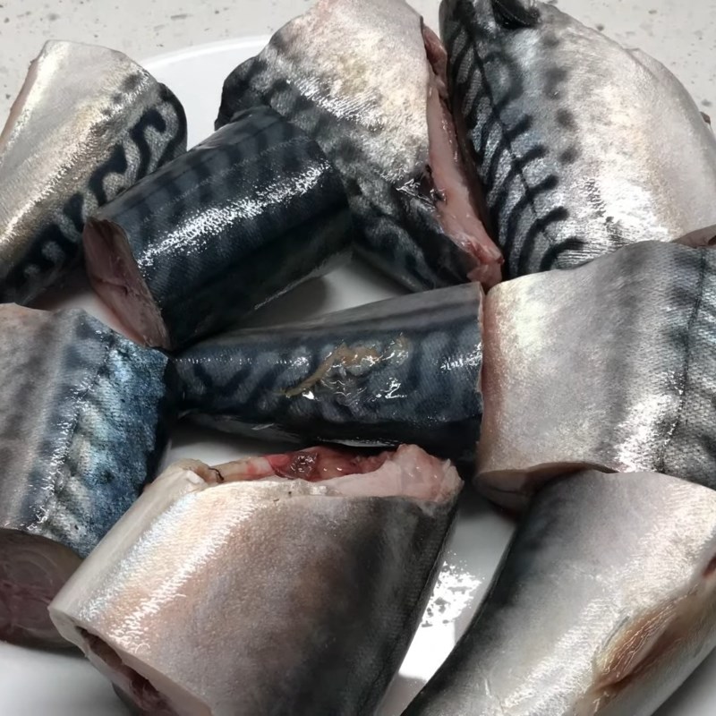 Bước 1 Sơ chế và ướp cá nục Cá nục kho cà bằng nồi áp suất điện