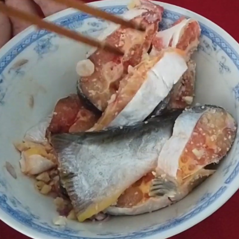 Bước 2 Sơ chế và ướp cá tra Cá tra kho tiêu