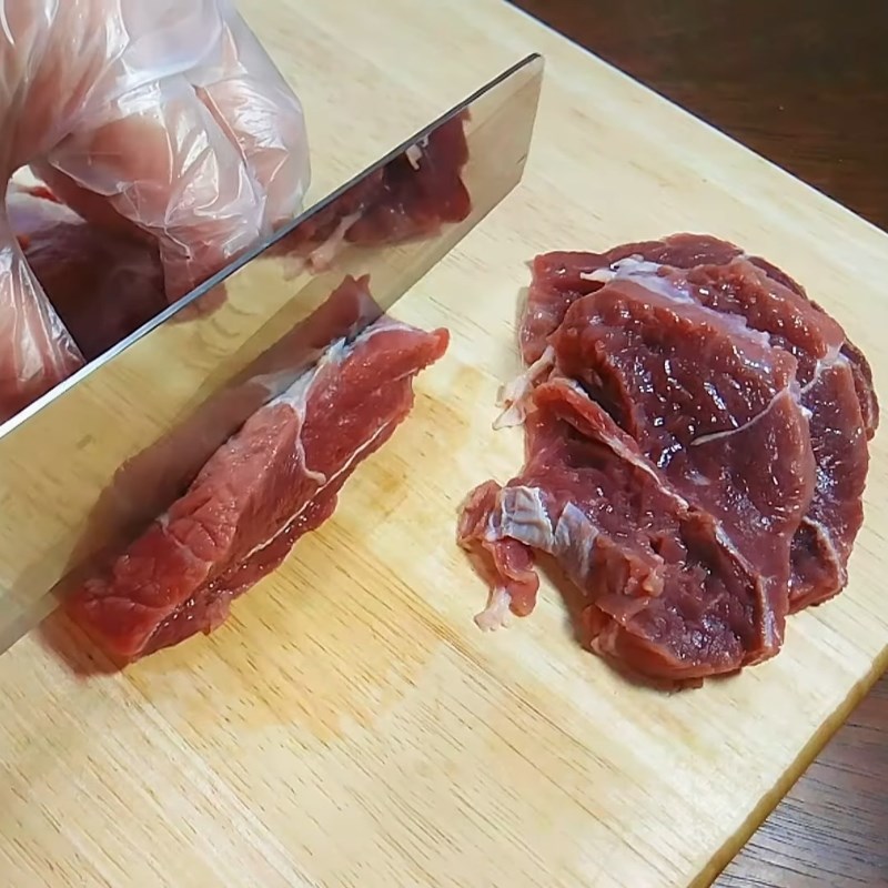 Bước 1 Sơ chế và ướp thịt bò Mì thịt bò rau cải