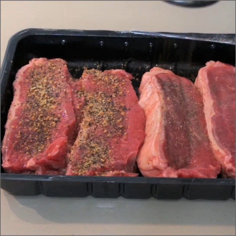 Bước 1 Sơ chế và ướp thịt bò Bò bít tết bằng nồi chiên không dầu