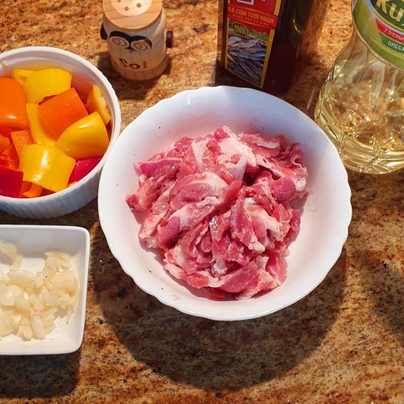 Bước 1 Sơ chế các nguyên liệu và ướp thịt Thịt heo xào cay