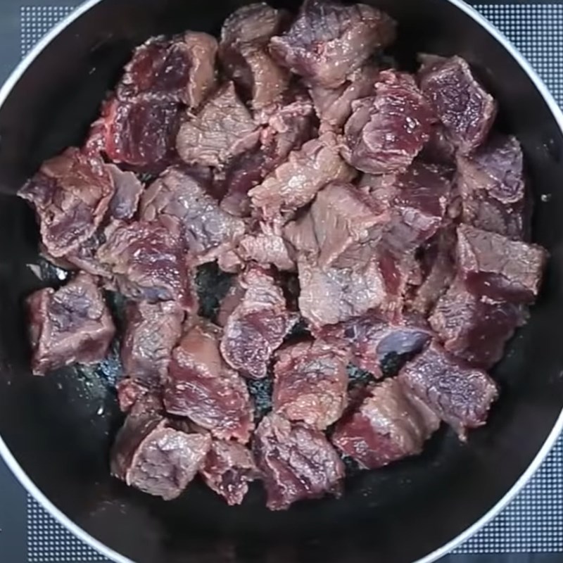 Bước 1 Sơ chế và xào thịt bò Bò hầm ngũ vị