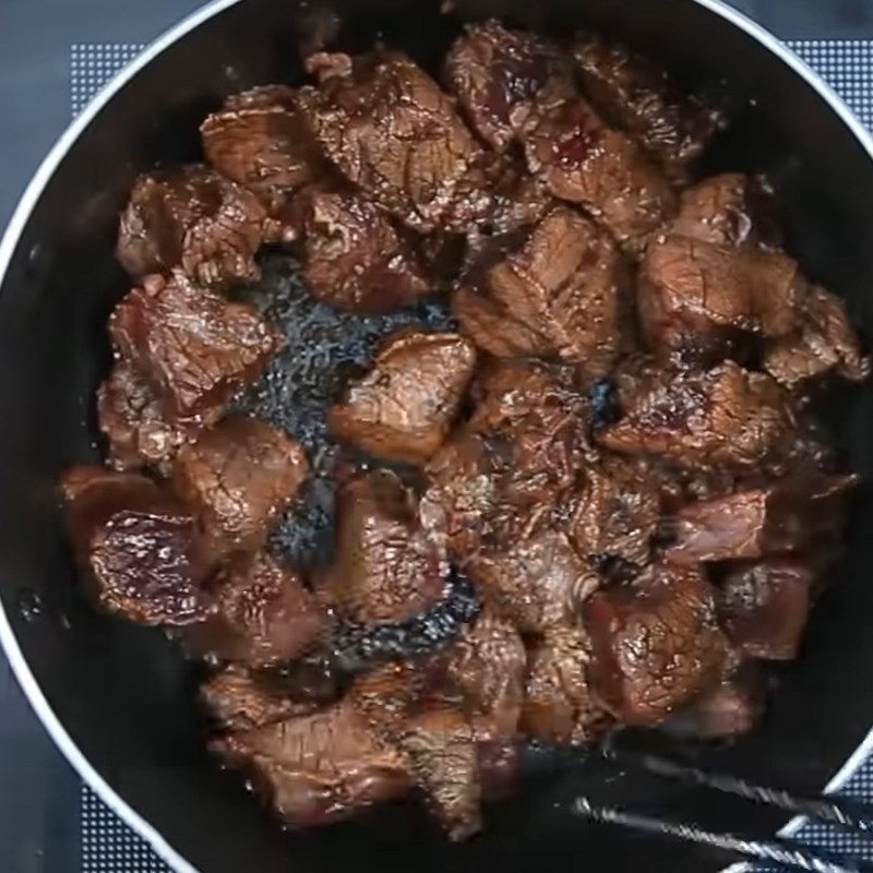 Bước 1 Sơ chế và xào thịt bò Bò hầm ngũ vị