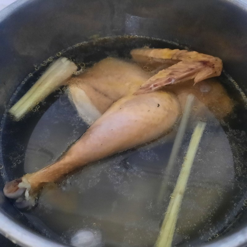 Bước 1 Sơ chế và xé thịt gà Gỏi gà rau răm hành tây
