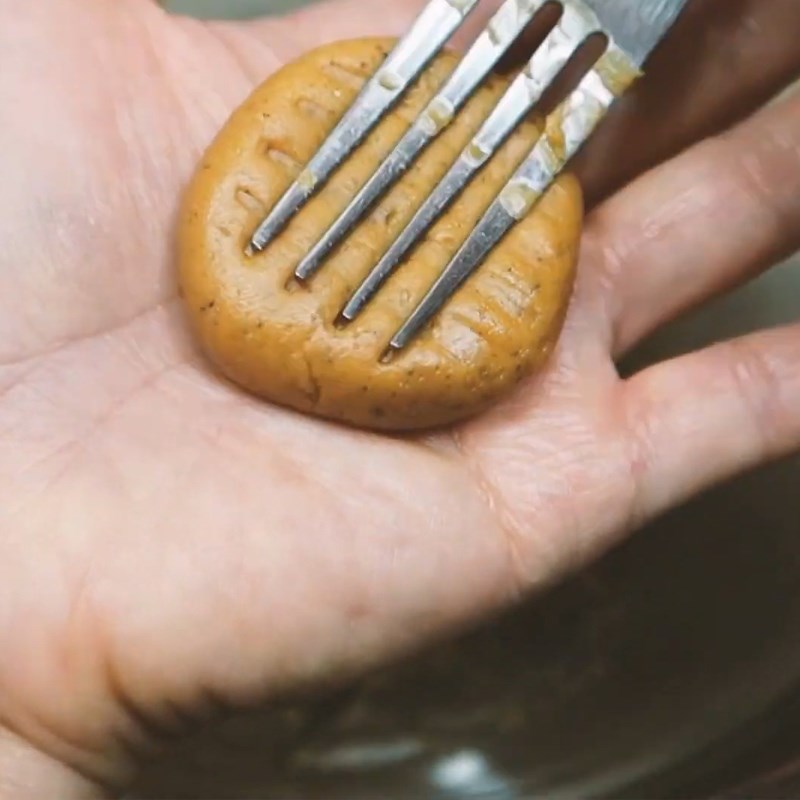 Bước 2 Tạo hình bánh quy Bánh quy bơ đậu phộng bằng nồi cơm điện