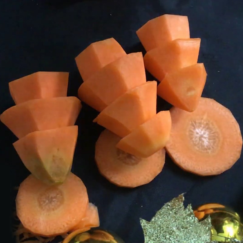Bước 2 Tạo hình dáng cây thông Tạo hình cây thông Noel từ trái cà rốt