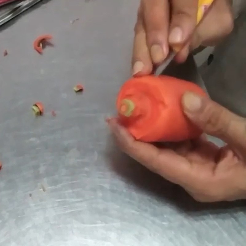 Bước 1 Tạo hình dáng trái thông Tạo hình trái thông Noel từ quả cà rốt